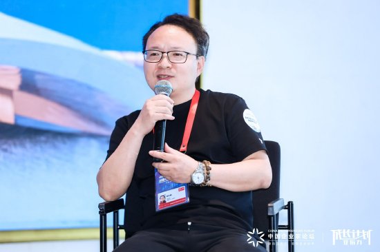 容亿投资顾巨峰：将来
四分之一年轻人要养活四分之三老人，照顾护士
、伴随
就要靠呆板
人+AI