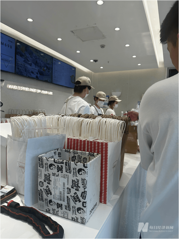 一个门店一名员工，“咖啡店已靠近小吃摊模式”  风波下的Manner仍旧人手紧缺??